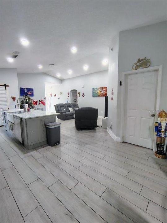 待售: $325,000 (4 贝兹, 2 浴室, 1914 平方英尺)