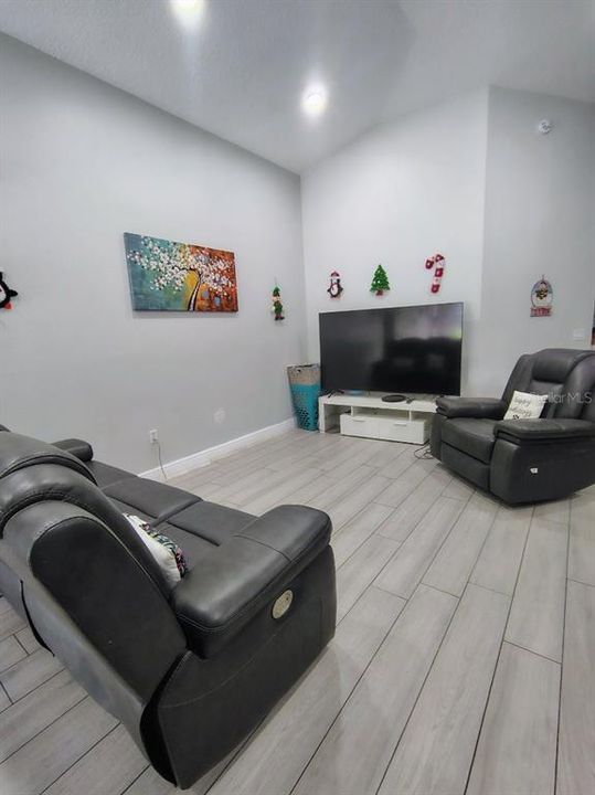 待售: $325,000 (4 贝兹, 2 浴室, 1914 平方英尺)