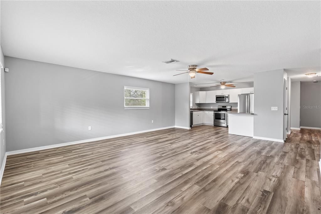 For Sale: $349,900 (3 beds, 2 baths, 1324 Square Feet)