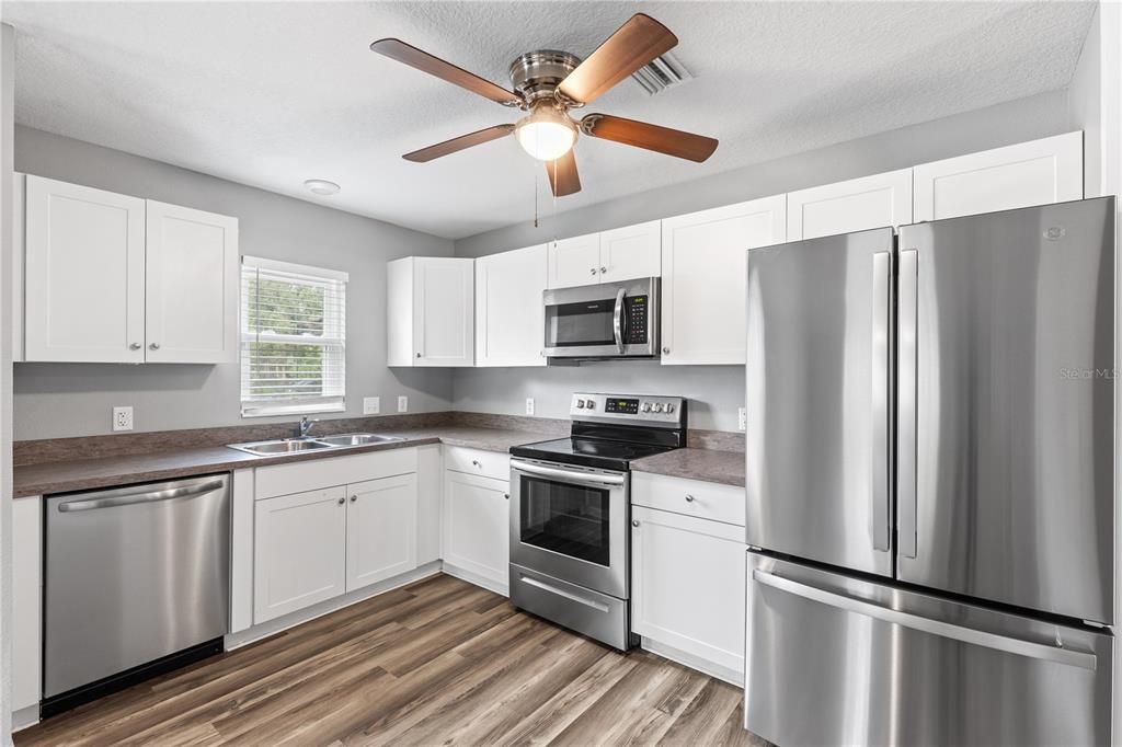 For Sale: $349,900 (3 beds, 2 baths, 1324 Square Feet)