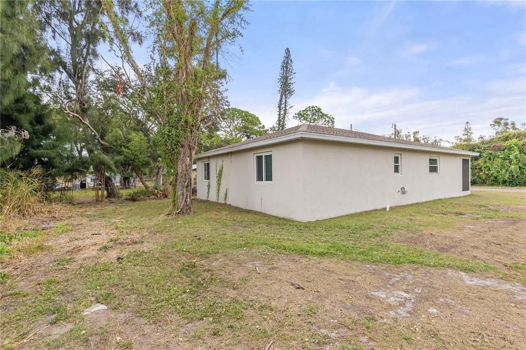 For Sale: $349,900 (3 beds, 2 baths, 1324 Square Feet)