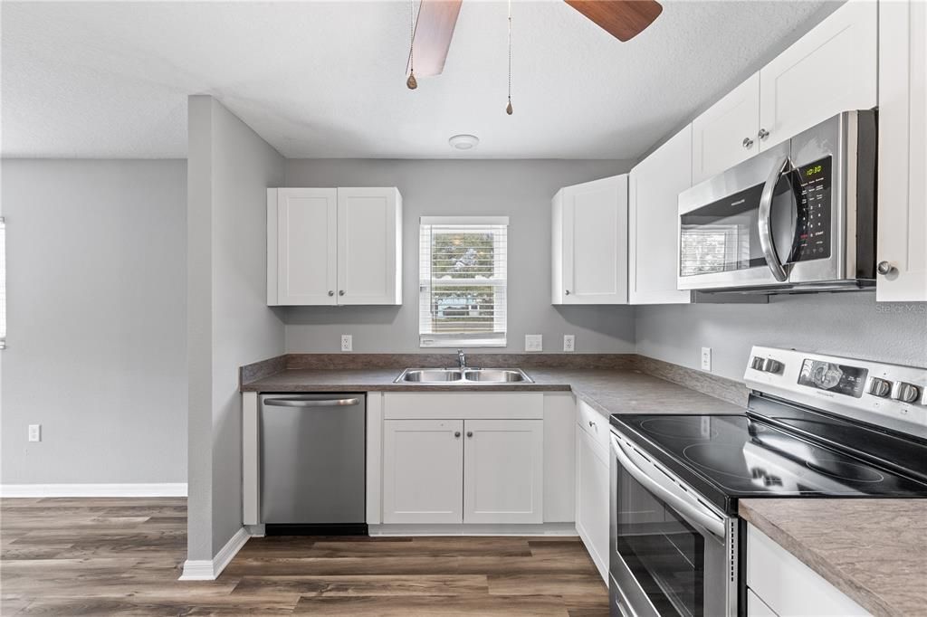 For Sale: $349,900 (3 beds, 2 baths, 1324 Square Feet)