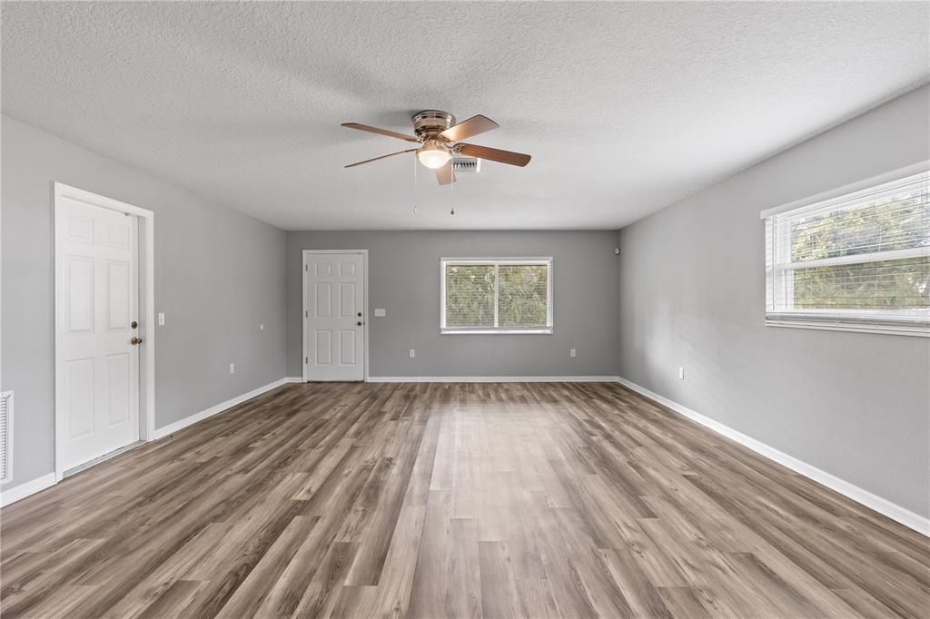 For Sale: $349,900 (3 beds, 2 baths, 1324 Square Feet)