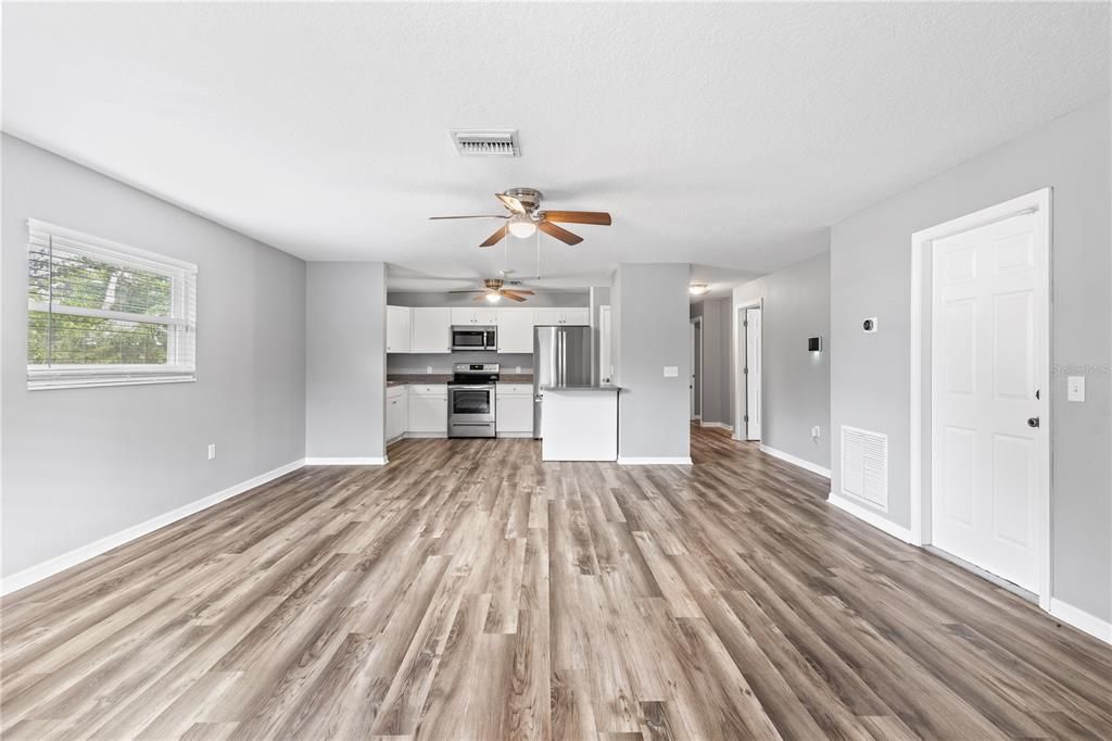 For Sale: $349,900 (3 beds, 2 baths, 1324 Square Feet)