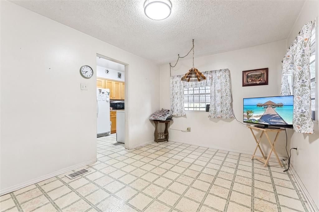 На продажу: $275,000 (2 спален, 2 ванн, 1101 Квадратных фут)