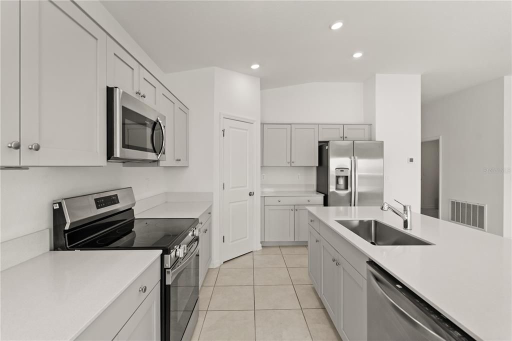 出租: $1,900 (4 贝兹, 2 浴室, 1950 平方英尺)