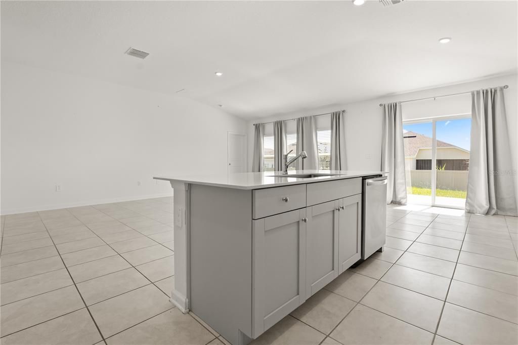 出租: $1,900 (4 贝兹, 2 浴室, 1950 平方英尺)