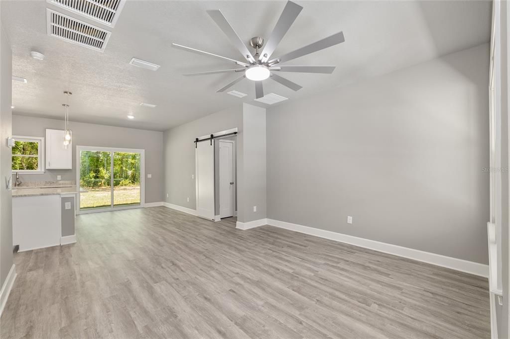 Activo con contrato: $292,000 (3 camas, 2 baños, 1300 Pies cuadrados)