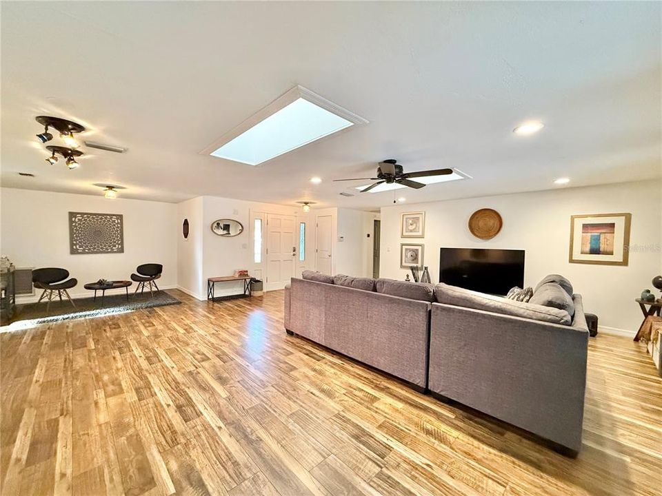 For Sale: $470,000 (3 beds, 2 baths, 1638 Square Feet)