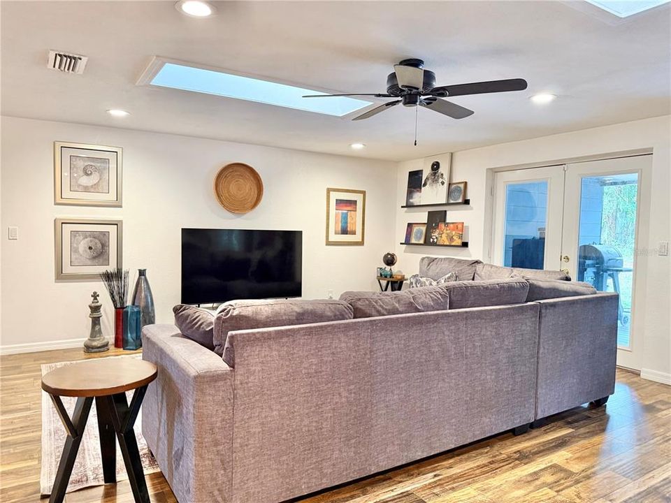 For Sale: $470,000 (3 beds, 2 baths, 1638 Square Feet)