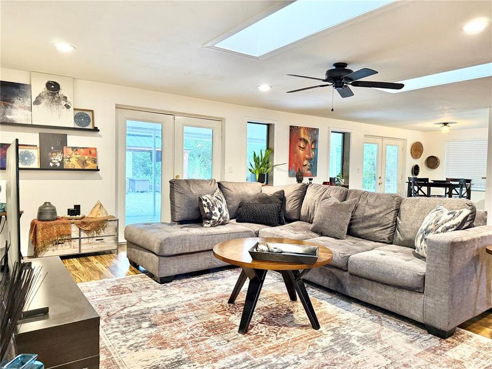 For Sale: $470,000 (3 beds, 2 baths, 1638 Square Feet)