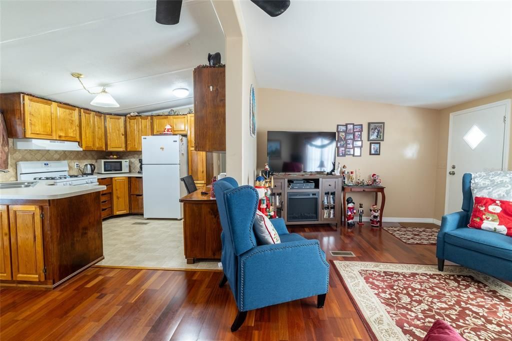 For Sale: $155,000 (3 beds, 2 baths, 1012 Square Feet)