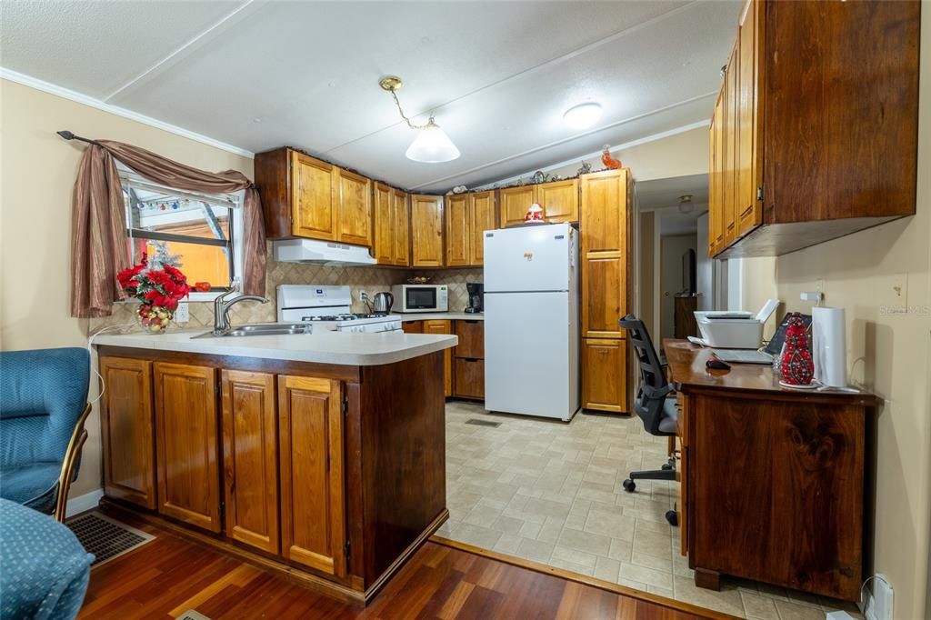 For Sale: $155,000 (3 beds, 2 baths, 1012 Square Feet)