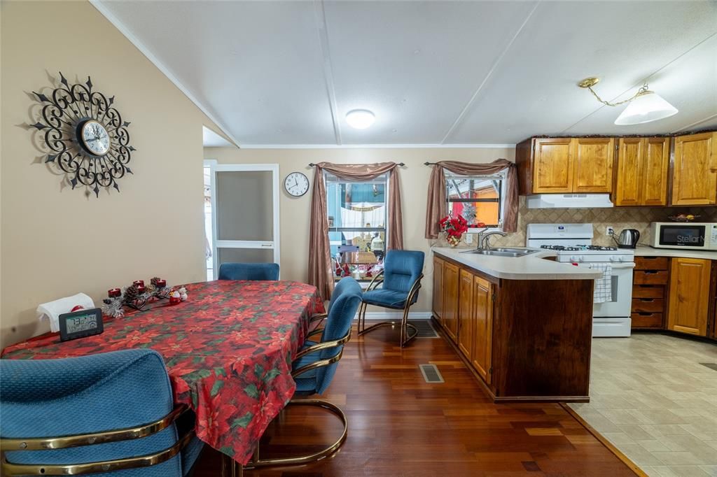 For Sale: $155,000 (3 beds, 2 baths, 1012 Square Feet)