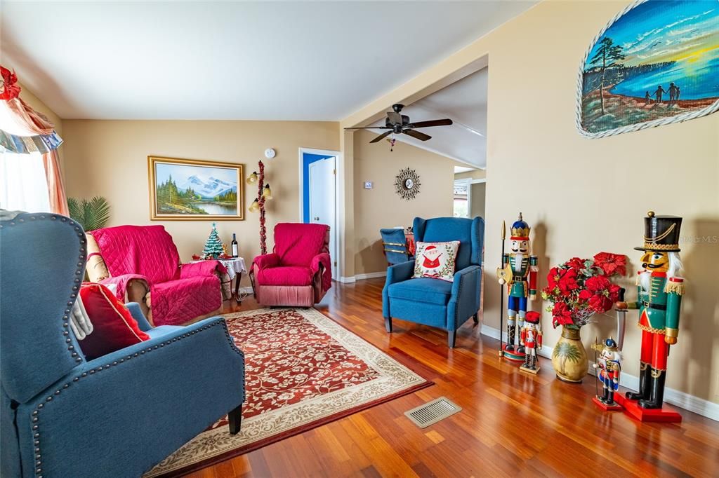 For Sale: $155,000 (3 beds, 2 baths, 1012 Square Feet)