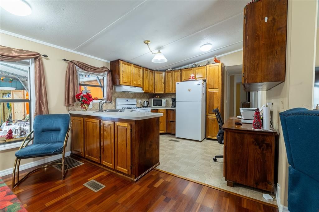 For Sale: $155,000 (3 beds, 2 baths, 1012 Square Feet)
