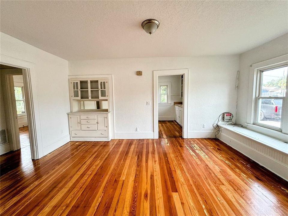 待售: $475,000 (0 贝兹, 0 浴室, 1006 平方英尺)