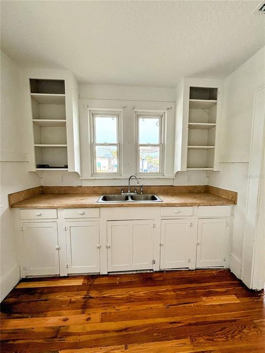 待售: $475,000 (0 贝兹, 0 浴室, 1006 平方英尺)