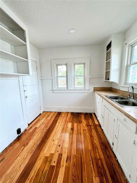 待售: $475,000 (0 贝兹, 0 浴室, 1006 平方英尺)