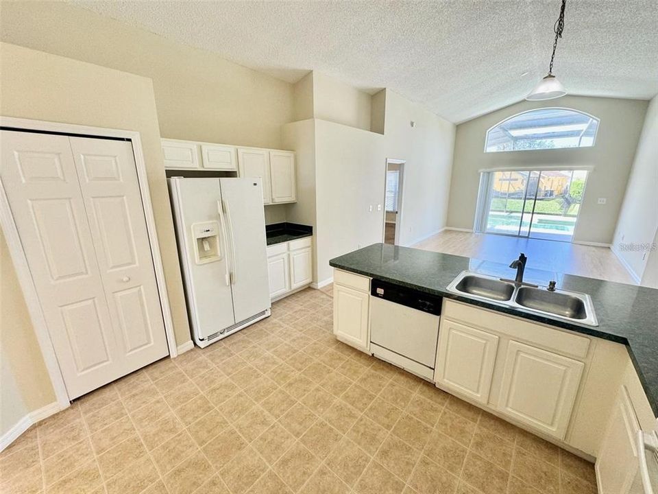 For Rent: $2,500 (4 beds, 2 baths, 1905 Square Feet)