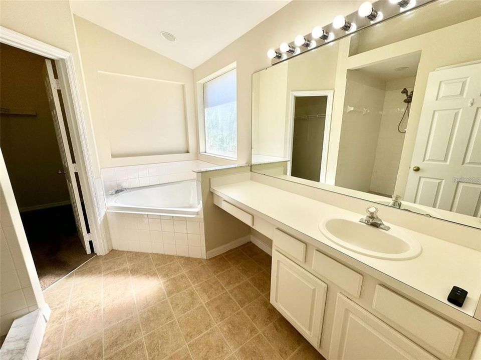 For Rent: $2,500 (4 beds, 2 baths, 1905 Square Feet)