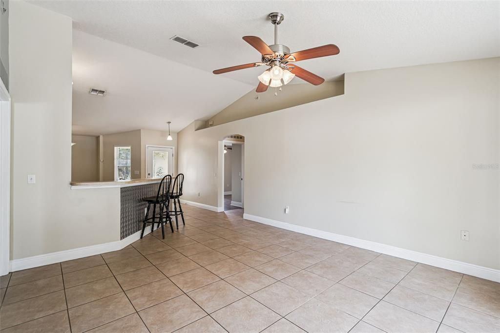 For Rent: $2,200 (3 beds, 2 baths, 1405 Square Feet)