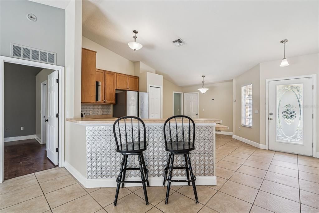 For Rent: $2,200 (3 beds, 2 baths, 1405 Square Feet)