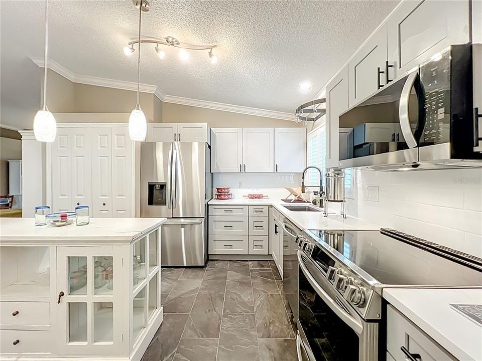 For Sale: $449,000 (3 beds, 2 baths, 1209 Square Feet)