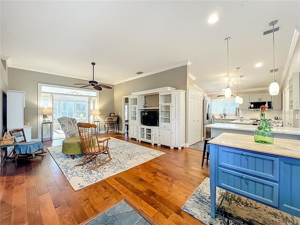 For Sale: $449,000 (3 beds, 2 baths, 1209 Square Feet)