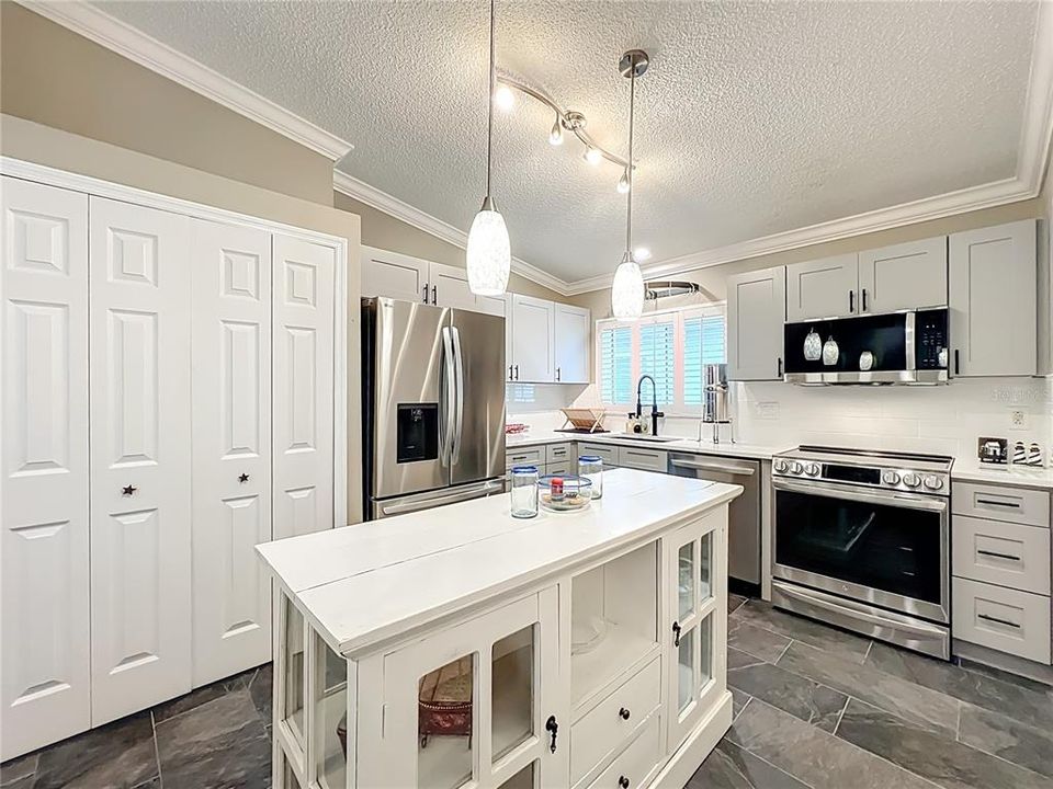 For Sale: $449,000 (3 beds, 2 baths, 1209 Square Feet)