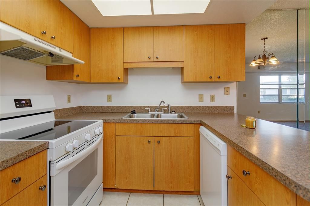 На продажу: $215,000 (2 спален, 2 ванн, 918 Квадратных фут)