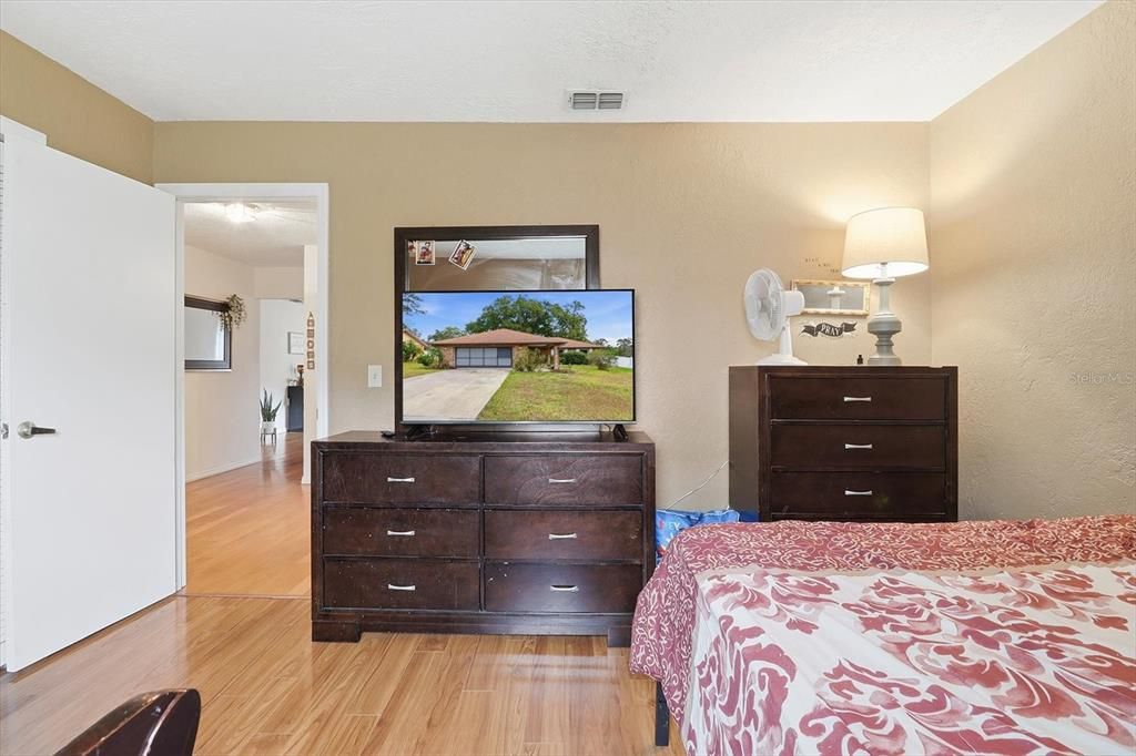 En Venta: $325,000 (3 camas, 2 baños, 1806 Pies cuadrados)