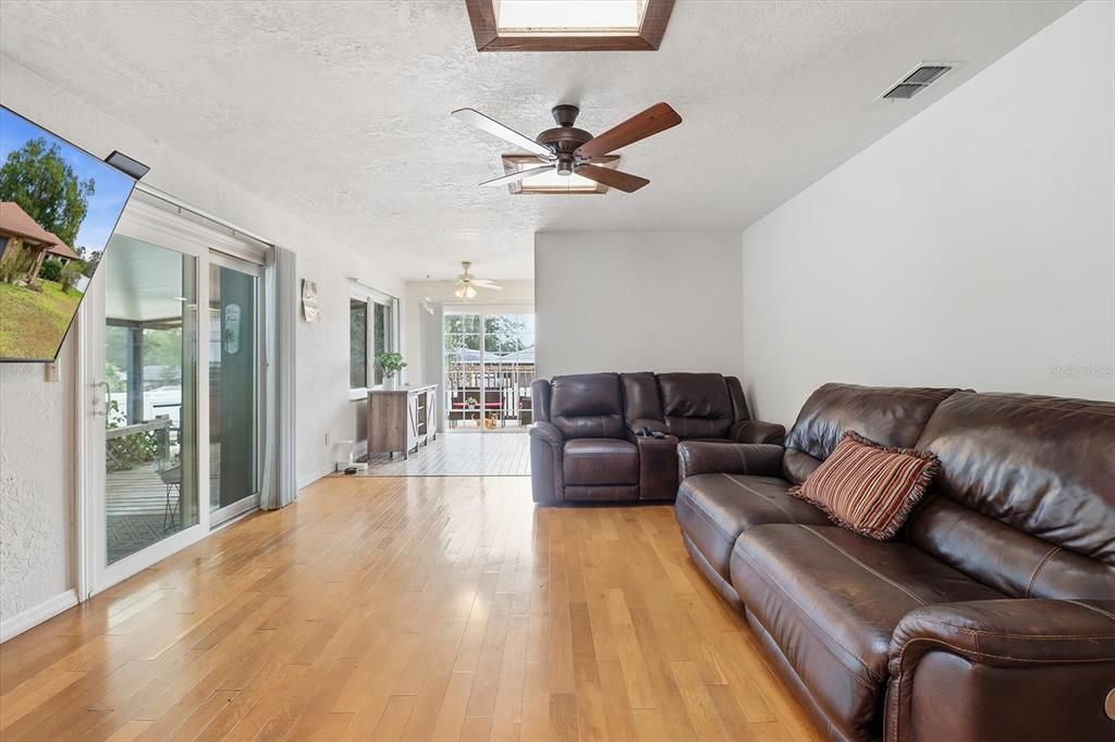 En Venta: $325,000 (3 camas, 2 baños, 1806 Pies cuadrados)