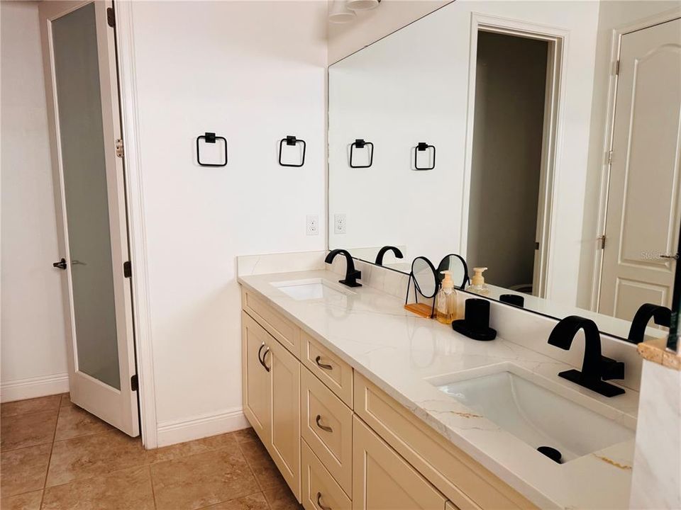 出租: $5,200 (4 贝兹, 3 浴室, 2267 平方英尺)