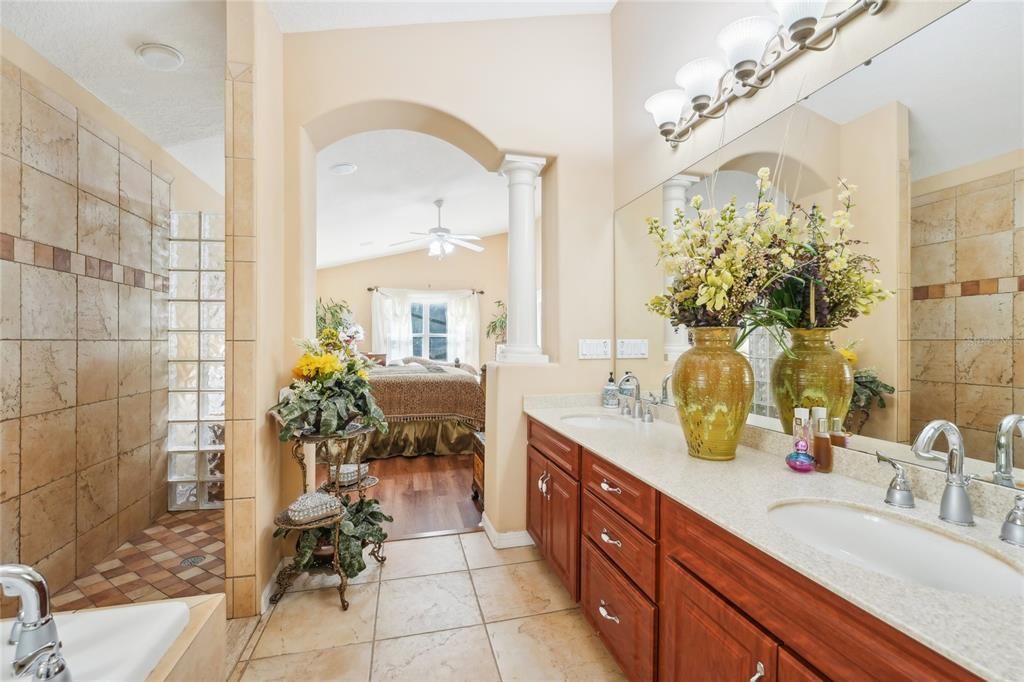 En Venta: $620,000 (4 camas, 2 baños, 2578 Pies cuadrados)