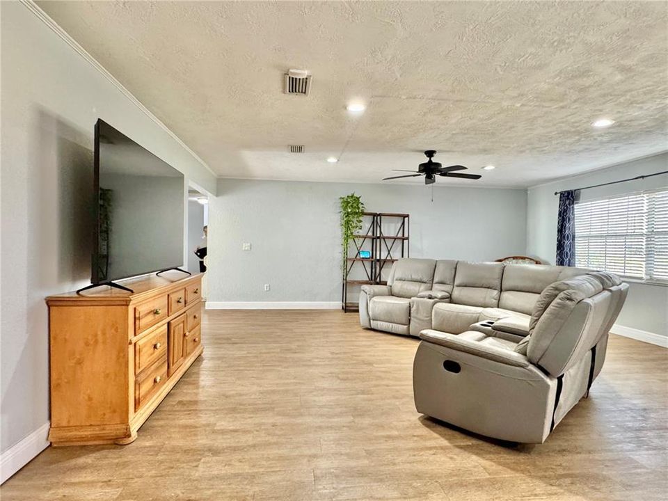 For Sale: $549,000 (5 beds, 3 baths, 2820 Square Feet)