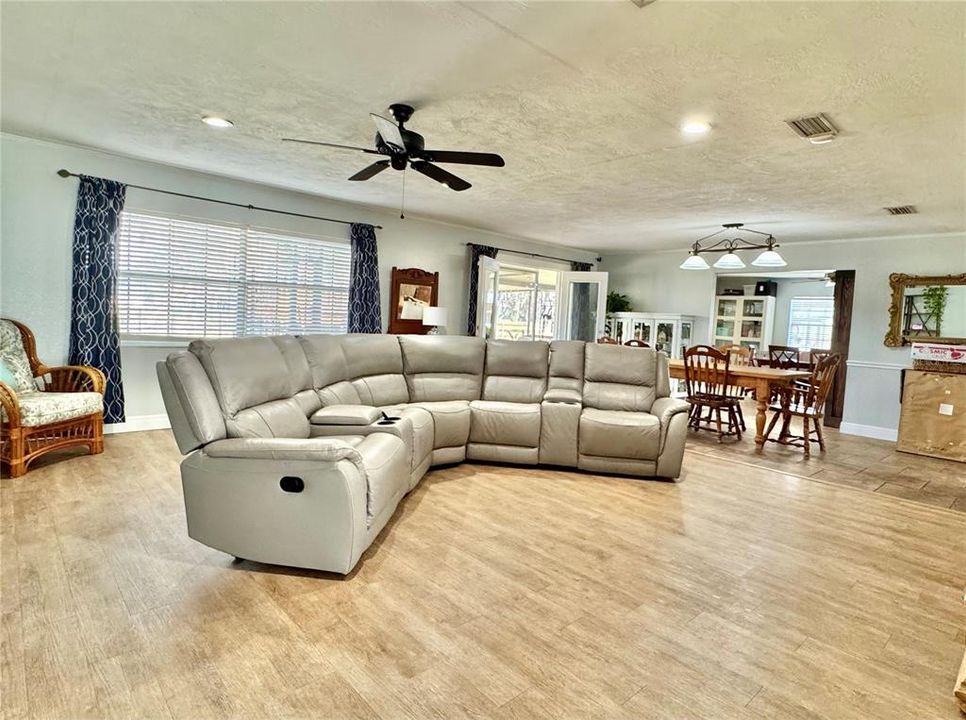 For Sale: $549,000 (5 beds, 3 baths, 2820 Square Feet)