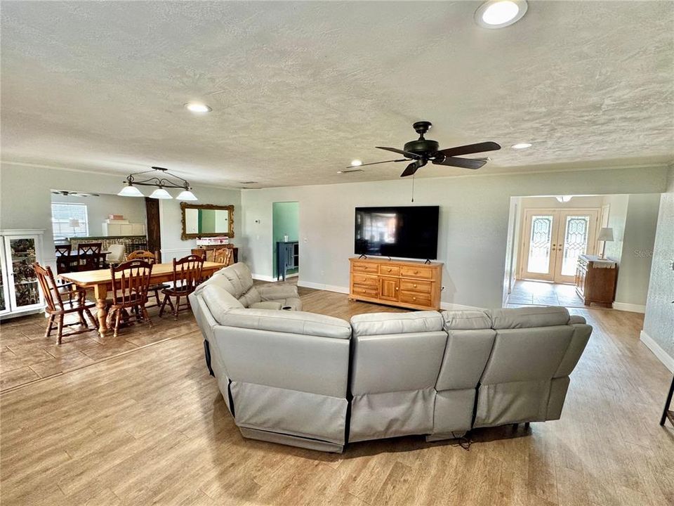 For Sale: $549,000 (5 beds, 3 baths, 2820 Square Feet)