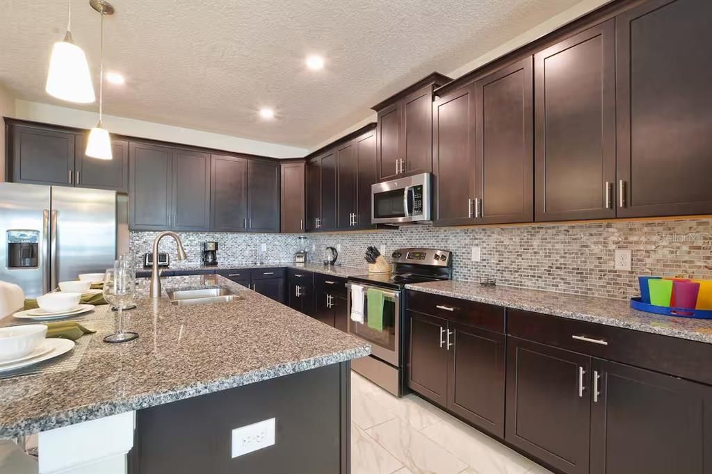 En Venta: $639,900 (6 camas, 5 baños, 3291 Pies cuadrados)