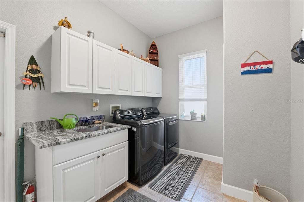 待售: $560,000 (3 贝兹, 2 浴室, 2736 平方英尺)