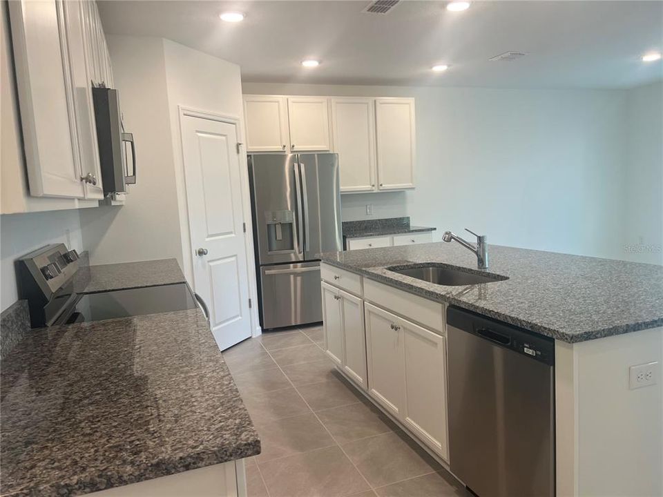 出租: $2,000 (3 贝兹, 2 浴室, 1684 平方英尺)