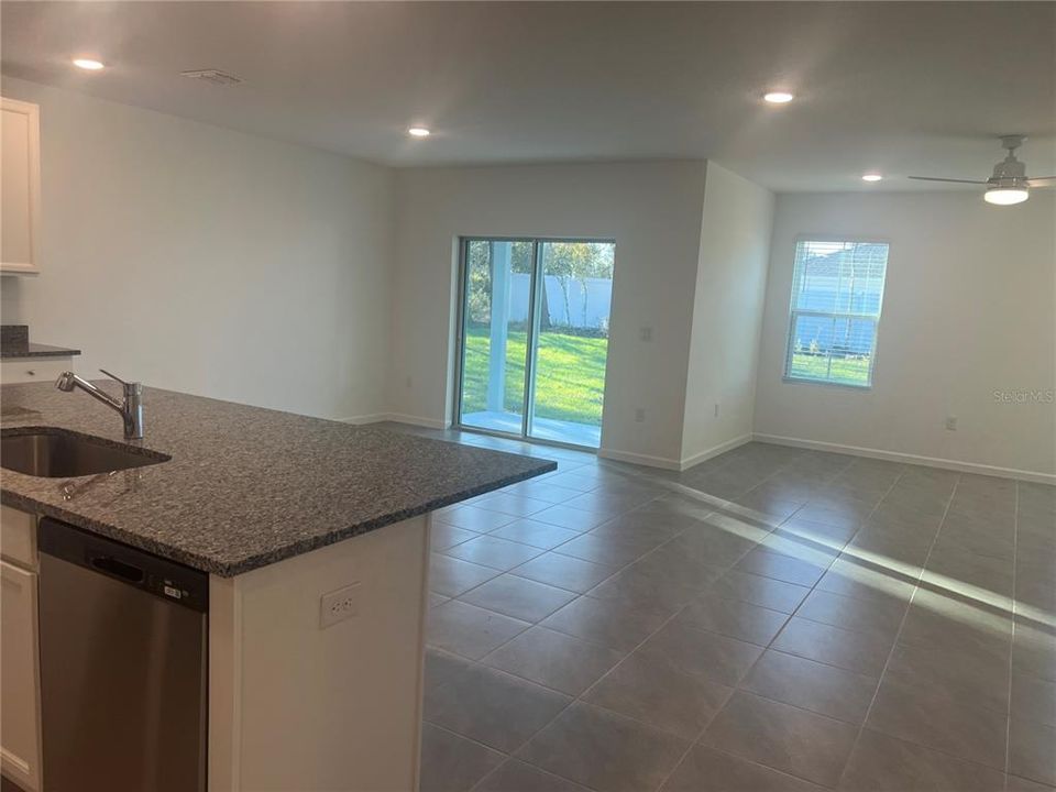 出租: $2,000 (3 贝兹, 2 浴室, 1684 平方英尺)