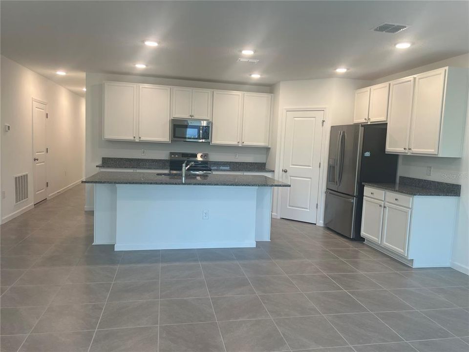 出租: $2,000 (3 贝兹, 2 浴室, 1684 平方英尺)