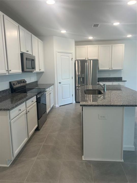 出租: $2,000 (3 贝兹, 2 浴室, 1684 平方英尺)