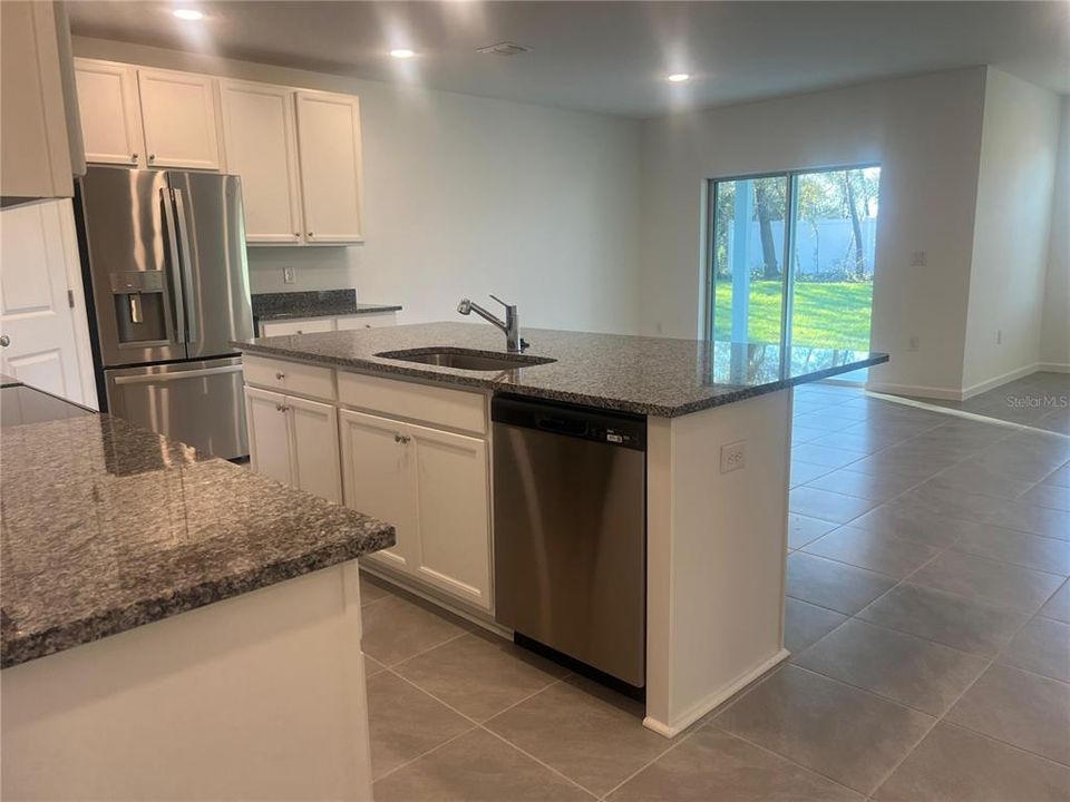 出租: $2,000 (3 贝兹, 2 浴室, 1684 平方英尺)