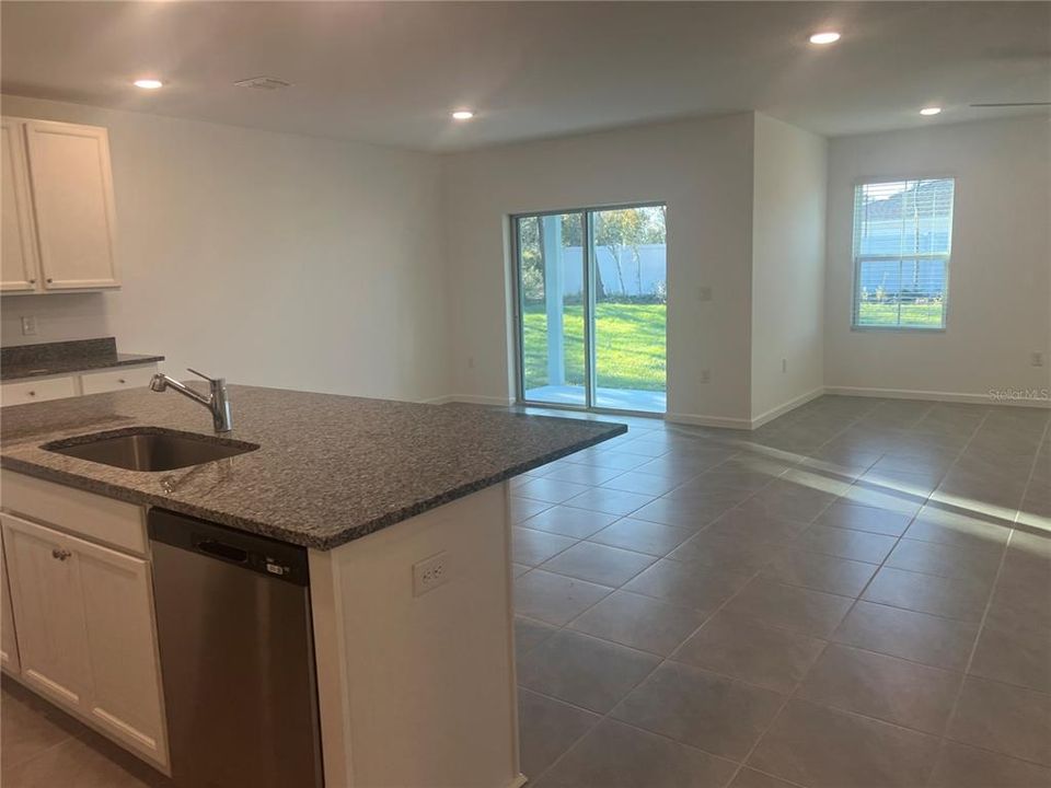 出租: $2,000 (3 贝兹, 2 浴室, 1684 平方英尺)