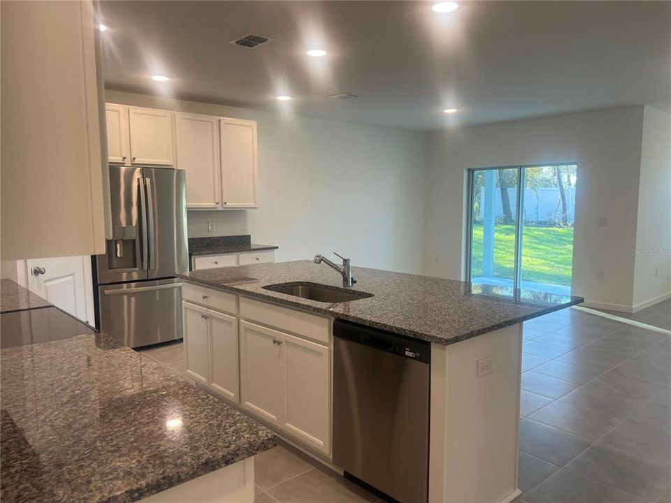 出租: $2,000 (3 贝兹, 2 浴室, 1684 平方英尺)