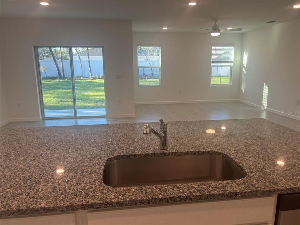 出租: $2,000 (3 贝兹, 2 浴室, 1684 平方英尺)