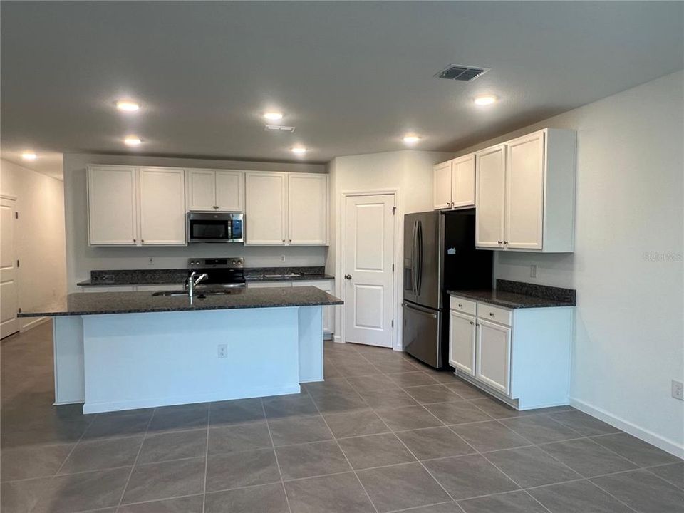 出租: $2,000 (3 贝兹, 2 浴室, 1684 平方英尺)