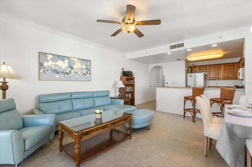 For Sale: $325,000 (2 beds, 2 baths, 1078 Square Feet)